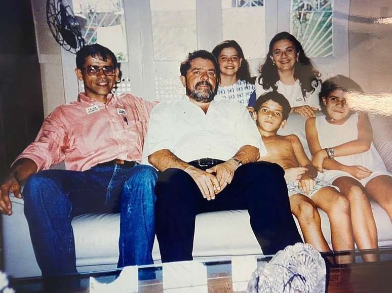 Fonteles aparece crian&ccedil;a ao lado de Lula sentado no sof&aacute;. Seu pai, Nazareno, foi um dos fundadores do PT