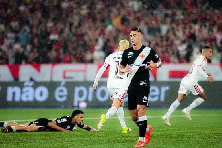 Vasco encontrou dificuldades para superar o Flamengo &ndash;