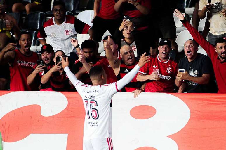 Samuel Lino mostra sua efic&aacute;cia e celebra com a torcida do Flamengo&nbsp; um de seus dois gols sobre o Vasco.