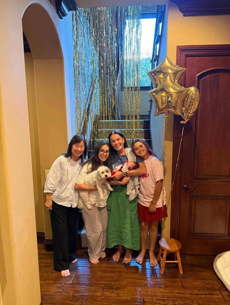 Carolina Ferraz celebra nascimento de primeiro neto; crian&ccedil;a &eacute; filha de Valentina Cohentina &mdash;