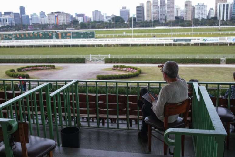 A Prefeitura de S&atilde;o Paulo afirma que o Jockey deve R$ 905 milh&otilde;es ao munic&iacute;pio em decorr&ecirc;ncia da inadimpl&ecirc;ncia de impostos. Clube contesta o valor.