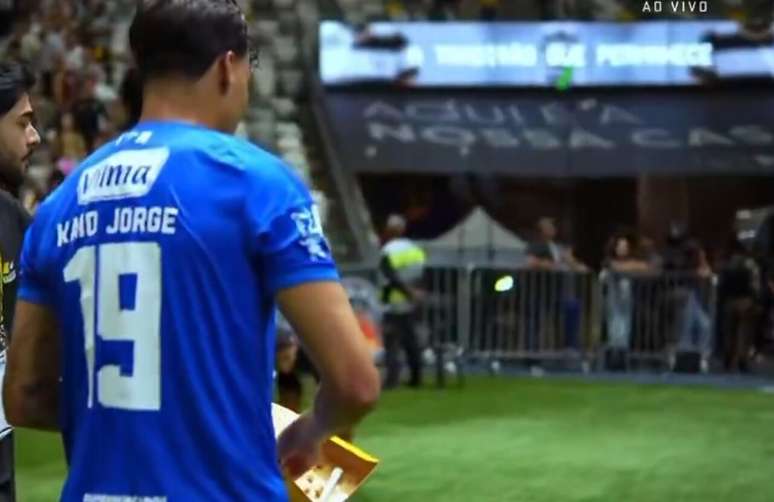Kaio Jorge joga milho no gramado da Arena MRV &ndash;