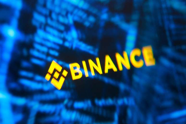 Nesta ilustra&ccedil;&atilde;o, tirada em 30 de outubro de 2026, &eacute; poss&iacute;vel ver o logotipo da Binance e um c&oacute;digo hacker