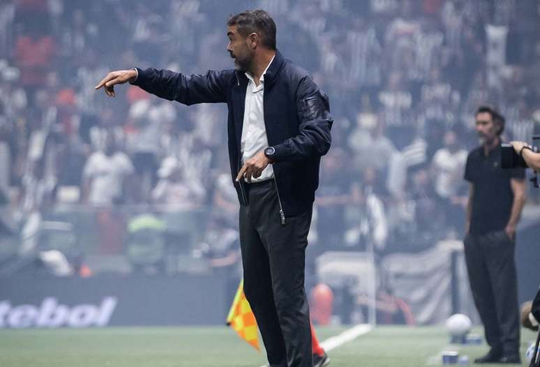 Artur Jorge durante o cl&aacute;ssico entre Cruzeiro e Atl&eacute;tico &ndash;