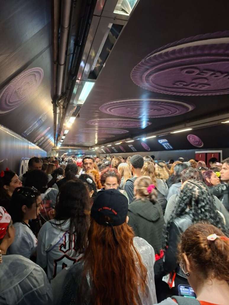 Grandes filas se formaram dentro da esta&ccedil;&atilde;o Morumbis no primeiro dia de apresenta&ccedil;&atilde;o da banda BTS