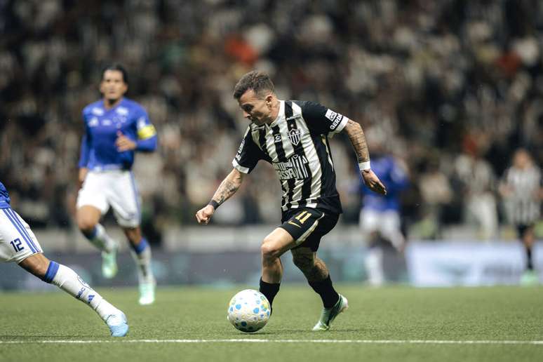 Bernard em a&ccedil;&atilde;o durante o cl&aacute;ssico entre Atl&eacute;tico e Cruzeiro &ndash;