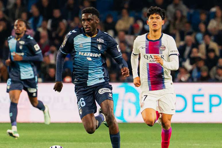 Jogadores de Le Havre e PSG em disputa de bola na Ligue 1 &ndash;