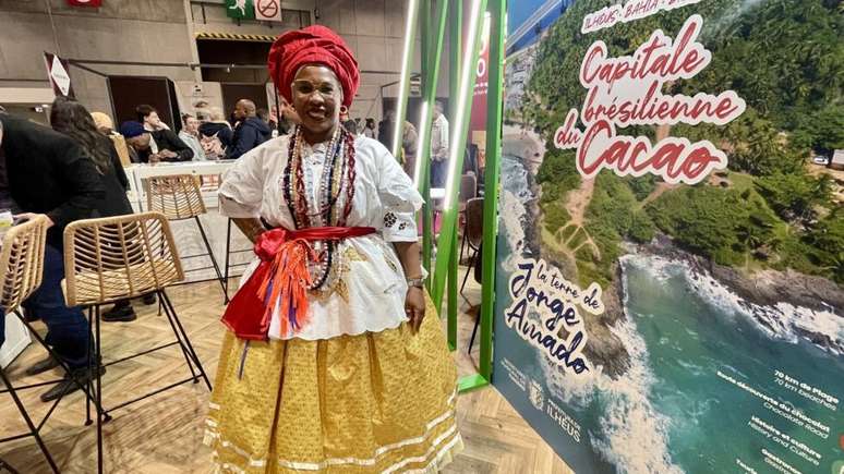 Baiana em estande de cooperativa brasileira de cacau no Sal&atilde;o do Chocolate de Paris, em 29 de outubro de 2026.