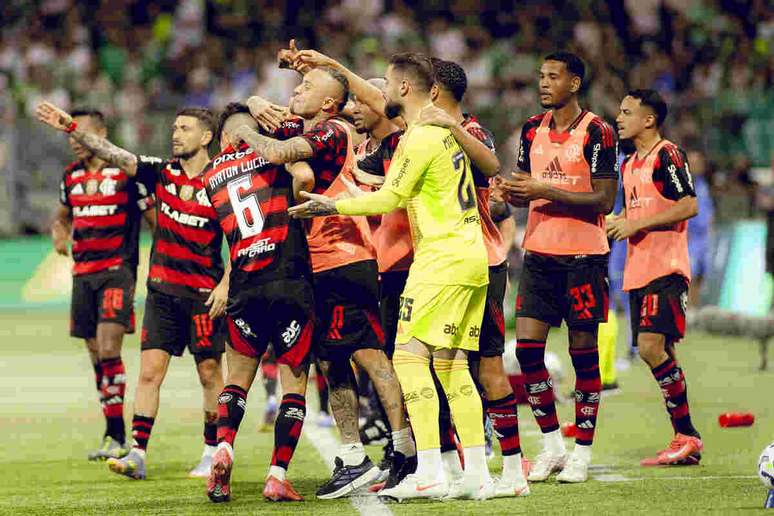 Time do Flamengo faz a festa ap&oacute;s gol de Ayrton Lucas, em 2025 &ndash;
