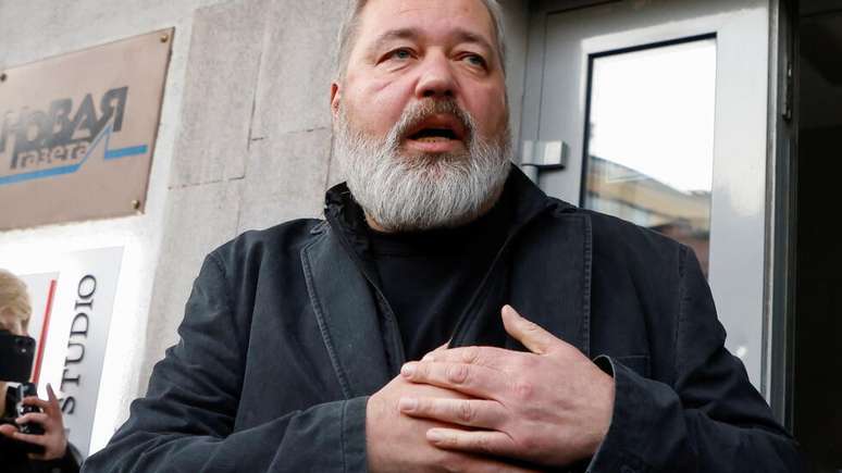 Dmitry Muratov, ex-editor-chefe do jornal investigativo russo Novaya Gazeta, diante do pr&eacute;dio da reda&ccedil;&atilde;o do jornal em Moscou, na R&uacute;ssia, em 8 de outubro de 2021.