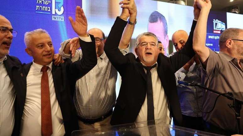 Os partidos liderados por parlamentares &aacute;rabes, incluindo a Lista Conjunta encabe&ccedil;ada por Yousef Jabareen (C), conquistaram um n&uacute;mero recorde de 19 cadeiras e podem desempenhar um papel decisivo no processo eleitoral