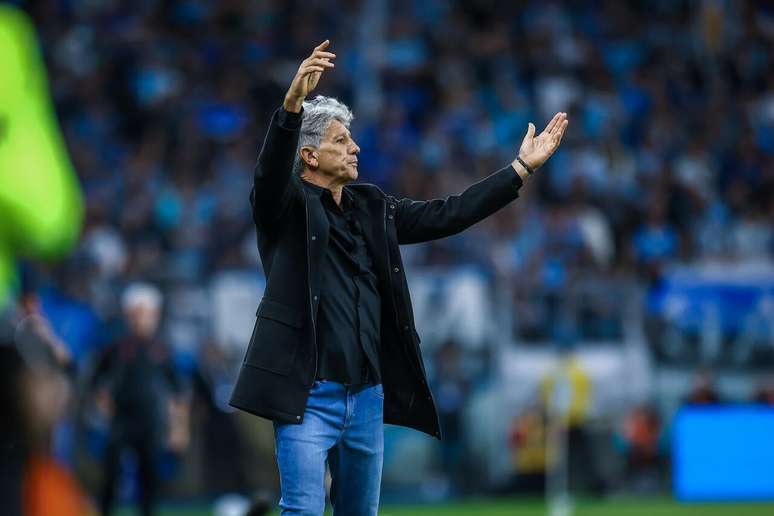 RS &ndash; FUTEBOL/CAMPEONATO BRASILEIRO 2026/GREMIO x Athletico &ndash; ESPORTES &ndash; Lance da partida entre Gremio e Athletico disputada na noite desta quinta-feira, na Arena do Gremio, em partida valida pela Campeonato Brasileiro 2026. FOTO: LUCAS UEBEL/GREMIO FBPA