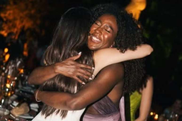 Camilla de Lucas e Juliette se abra&ccedil;am
