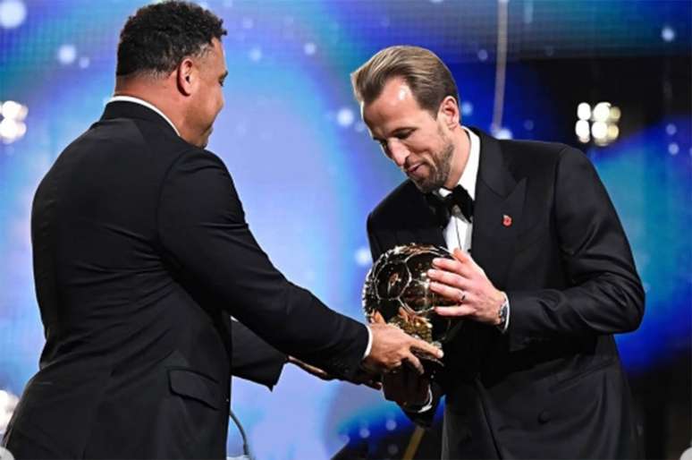 Harry Kane recebeu a Bola de Ouro das m&atilde;os de Ronaldo &ndash;