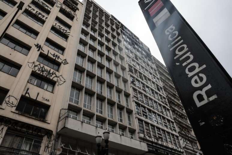 Fachada do Edif&iacute;cio M&ocirc;nica, na Pra&ccedil;a da Rep&uacute;blica, 162, se destaca por estar sem picha&ccedil;&otilde;es ao lado de edif&iacute;cios com essas marcas