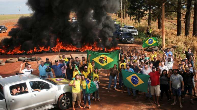 Ap&oacute;s a elei&ccedil;&atilde;o de Lula (PT), em 2022, apoiadores do ex-presidente Jair Bolsonaro (PL), derrotado naquele pleito, fecharam rodovias em protesto pelo resultado, como na BR-251, entre Mato Grosso e Bahia