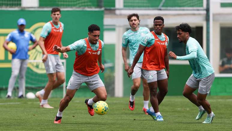 Vitor Roque conduz a bola em treino do Palmeiras &ndash;