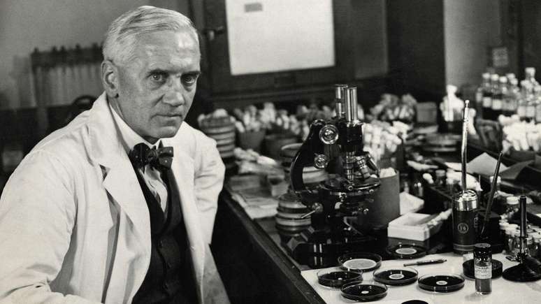 O cientista escoc&ecirc;s Alexander Fleming descobriu a penicilina na d&eacute;cada de 1920