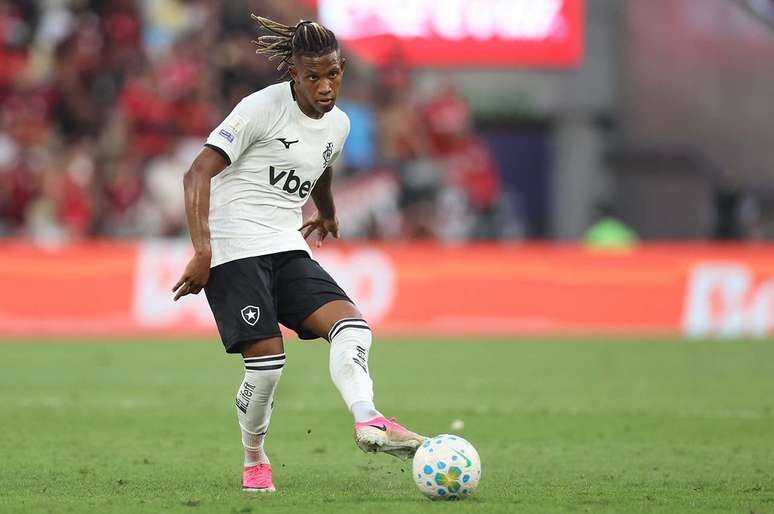 Danilo, do Botafogo, em a&ccedil;&atilde;o contra o Flamengo &ndash;