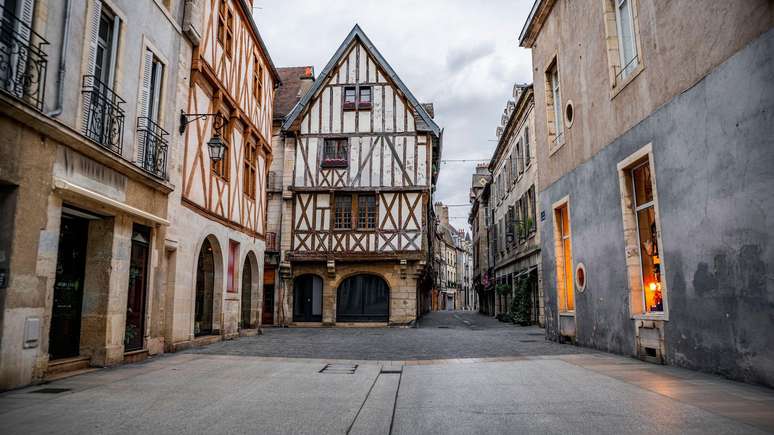 Ainda &eacute; poss&iacute;vel ver algumas constru&ccedil;&otilde;es medievais em Dijon