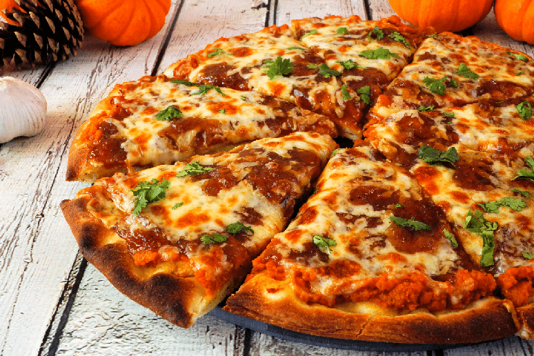 Pizza de ab&oacute;bora com queijo e cebola caramelizada 