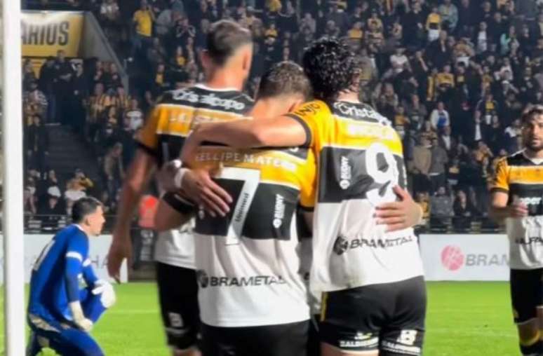 Fellipe Matheus comemora vit&oacute;ria do Crici&uacute;ma &ndash;