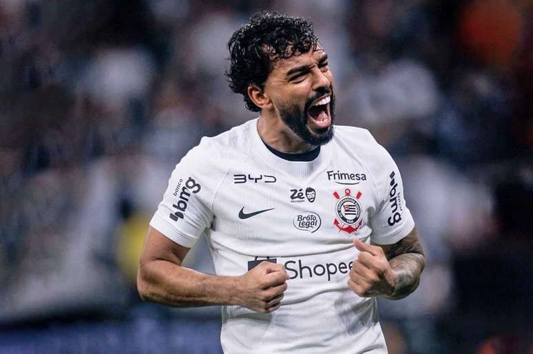 Bidu fez o primeiro gol e vibra muito.