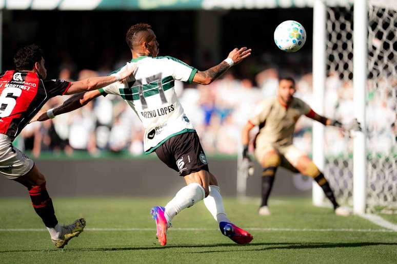 Mesmo com t&eacute;cnico interino, Coxa faz as pazes com a torcida e com a vit&oacute;ria no Brasileir&atilde;o &ndash;