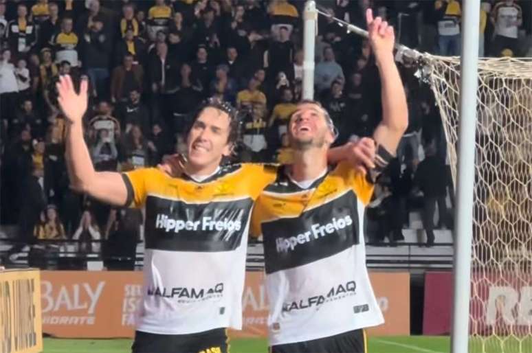 Fellipe Matheus comemora vit&oacute;ria do Crici&uacute;ma &ndash;