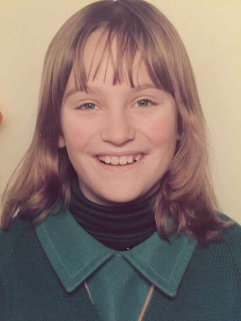 Rachel, que aparece na foto aos 9 anos, diz que a vida com sua nova fam&iacute;lia na casa n&uacute;mero 8 era muito diferente da que levava antes.
