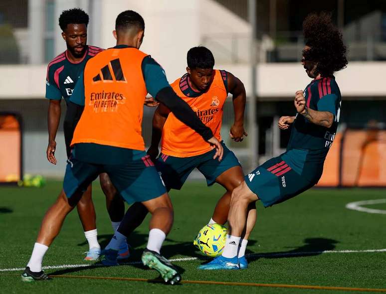Vini Jr observa Endrick dominar a bola no treino do Real Madrid &ndash;
