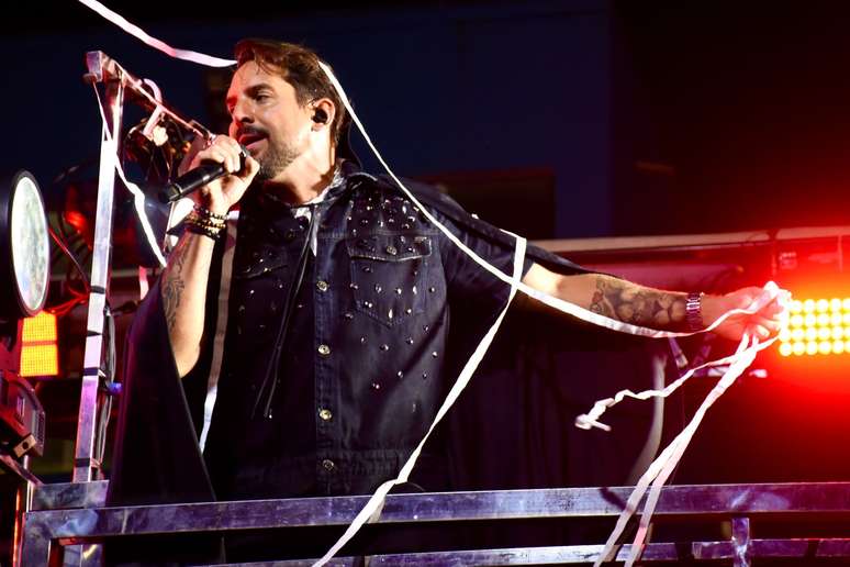 Felipe Pezzoni, da Banda Eva, se apresenta no Folian&oacute;polis