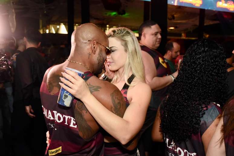 Ex-BBB Cezar Black aos beijos no Folian&oacute;polis