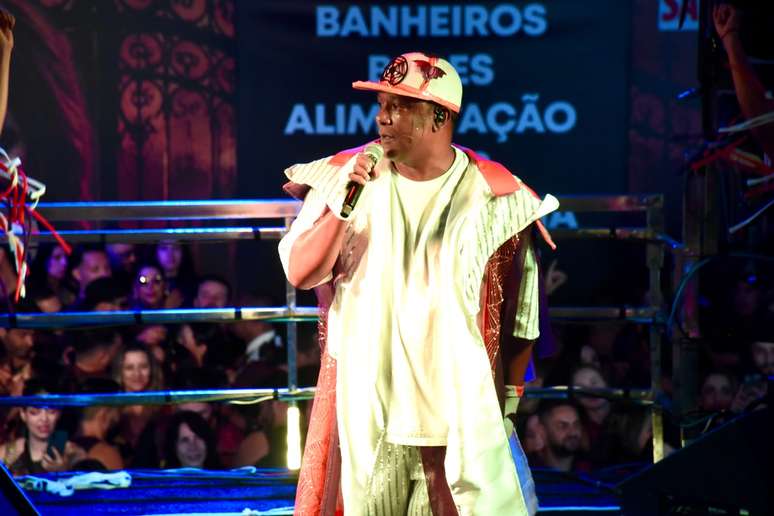 M&aacute;rcio Victor, do Psirico, se apresenta no Folian&oacute;polis