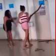 Mulheres quebram portas de hospital no DF por falta de atendimento