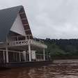 Restaurante flutuante é encontrado a 30 km de distância após ser levado por rio
