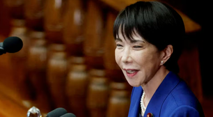 Reunião de madrugada, 4h de sono: quem é a premiê que assusta japoneses