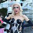 Em busca do VIP para mãe, drag queen vai vestida de Madonna para Copacabana