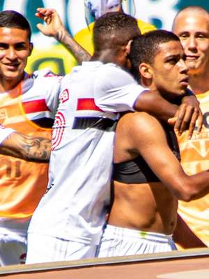 'Cotia' decide nos acréscimos, e São Paulo bate Corinthians