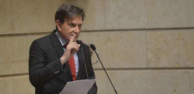 RJ: Crivella defende corte de gastos e revisão de benefícios