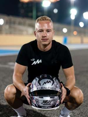 Piloto da Haas divulga vídeo assediando mulher no carro