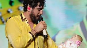 'Ô negócio feio viu': Nattanzinho ganha bebê reborn durante show na Paraíba
