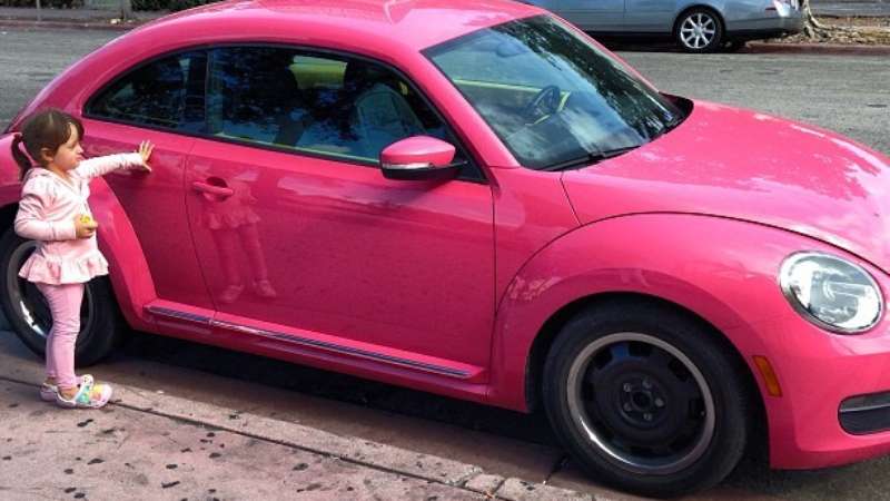 Rafa Justus Posa Ao Lado De Um New Beetle Rosa Em Miami