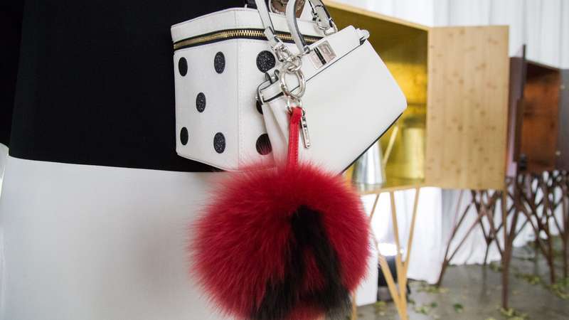 fendi fuzzy bolsa