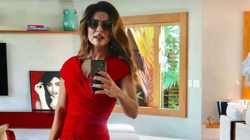 vestido vermelho com tênis