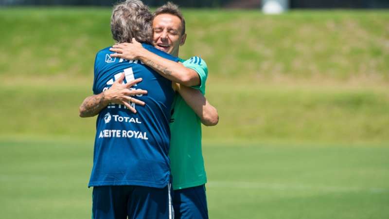 Rafinha não vê técnico chegando para continuar o trabalho de Jorge ...