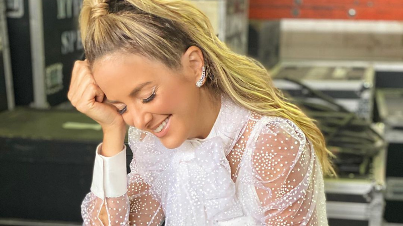 social com tenis branco