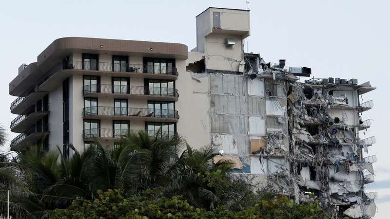 Autoridades da Flórida dizem que dezenas estão desaparecidos em desabamento  de prédio à beira-mar