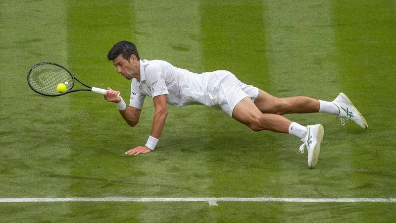 Djokovic vira jogo e vence inglês na estreia em Wimbledon