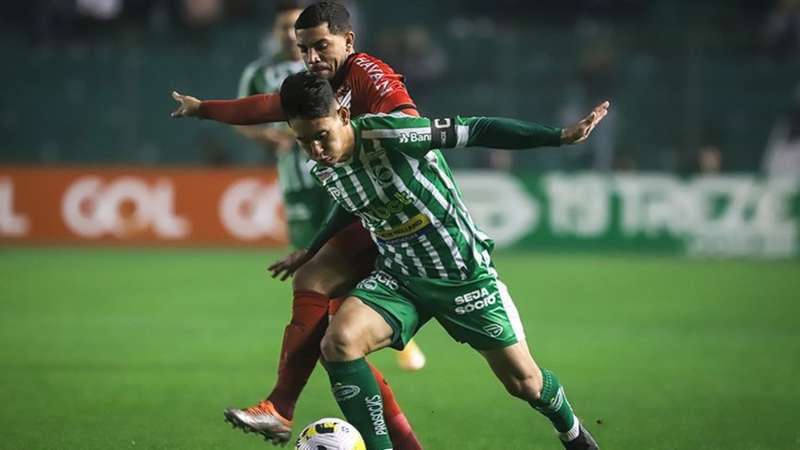 Willian celebra reencontro com as redes, mas lamenta empate do